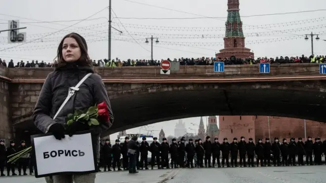 Стихийный мемориал на Большом Москворецком мосту появился в день убийства Немцова в 2015 году