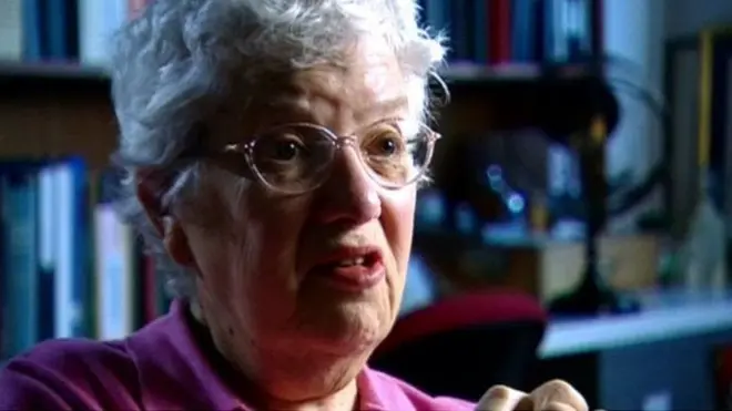 Віра Рубін з'ясувала, що зірки на краю галактик рухаються швидше, ніж цього очікували відповідно до звичних законів гравітації