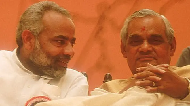 بی جے پی کے وزیراعظم نریندر مودی سابق وزیراعظم نرسما راؤ کے ہمراہ