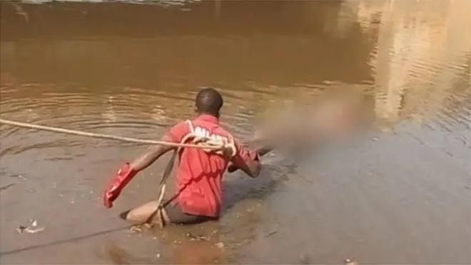 Aworan oṣiṣẹ panapana to n wọ oku jade ninu odo