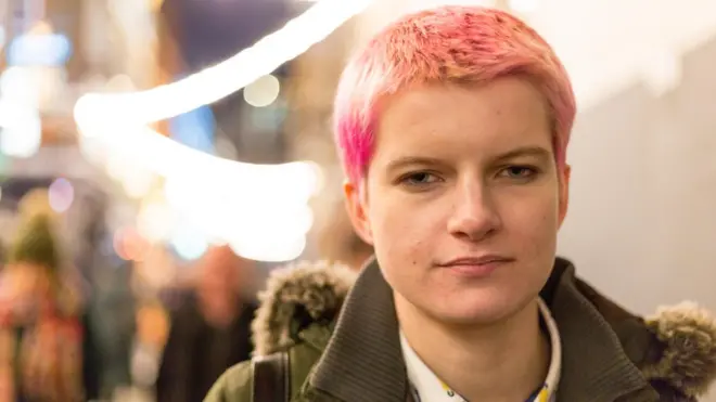 Alice tuvo los primeros síntomas del síndrome de Tourette hace 4 años.