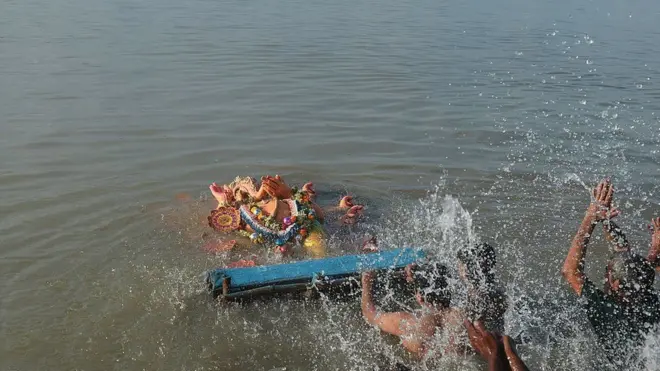 Рідні думали, що жінка померла, і сплавили її тіло рікою Ганг