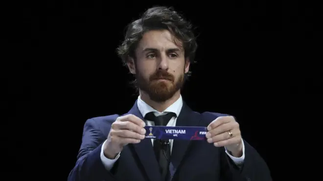 Cựu danh thủ Argentina Pablo Aimar trình tên đội Việt Nam trong lễ bốc thăm Fifa U-20 tại Suwon, Hàn Quốc