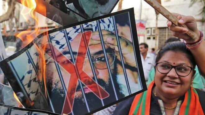 示威者在印度燃燒馬蘇德的照片，慶祝聯合國決定把他列為恐怖份子。