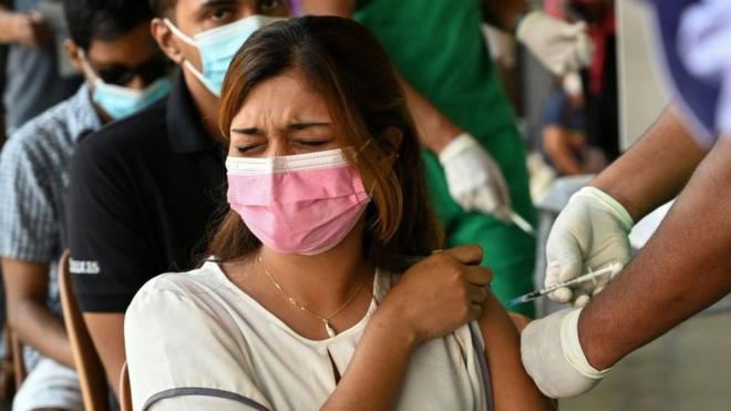 Mujer siendo vacunada contra la covid en Sri Lanka.