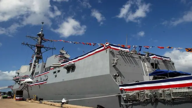 Tàu USS Chung-Hoon sẵn sàng được đưa vào hoạt động trước buổi lễ đưa vào hoạt động trên đảo Ford tại Trân Châu Cảng, Hawaii, ngày 18/9/2004