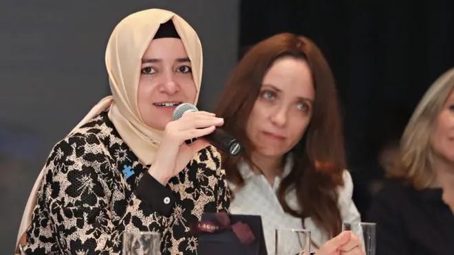 Aile ve Sosyal Politikalar Bakanı Fatma Betül Kaya Sayan mikrofonla