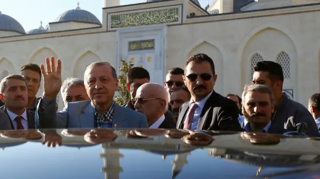 Presiden Erdogan, didampingi beberapa pengawal, menyapa warga di Istanbul usai salat Id di Istanbul, Minggu (25/06).