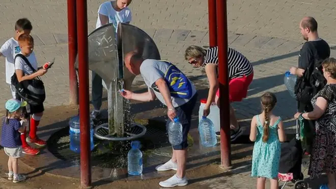 Минчане в очереди за родниковой водой, 24 июня 2020г.