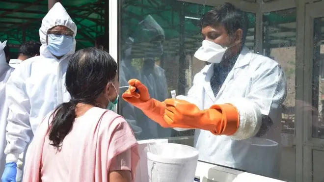 في الوقت الذي بدأت أجزاء من العالم تخفف القيود والإغلاقات المفروضة، تشهد الهند انتشارا لكورونا بشكل خاص، ولكن المشكلة لا تتوقف على الهند وحدها بل تنسحب على العالم ككل. إليكم السبب