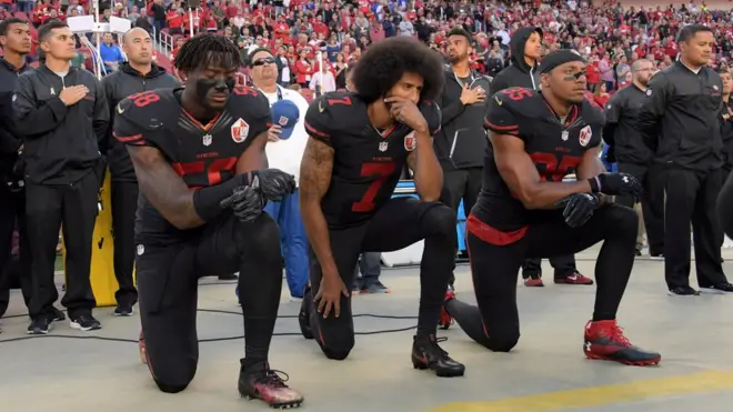 Colin Kaepernick (centro), então quaterback do San Francisco 49ers, começou seu protesto durante a pré-temporadahard rock online casino njfutebol americanohard rock online casino nj2016