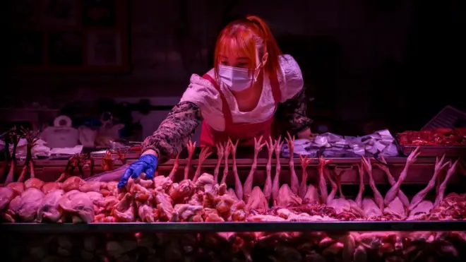 На початку спалаху багато хто звинувачував у розповсюдженні вірусу китайські ринки