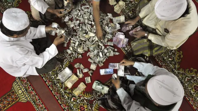 Pada 2016, Baznas melaporkan bahwa dari total pembayar zakat di Indonesia, baru 2,5 persen yang membayar melalui penyalur zakat resmi.