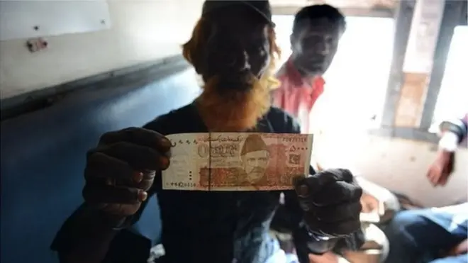 وزیرِ قانون زاہد حامد نے اس قرارداد کی مخالفت کی اور ان کا کہنا تھا کہ ایسے اقدام سے تجارتی سرگرمیاں متاثر ہوں گی