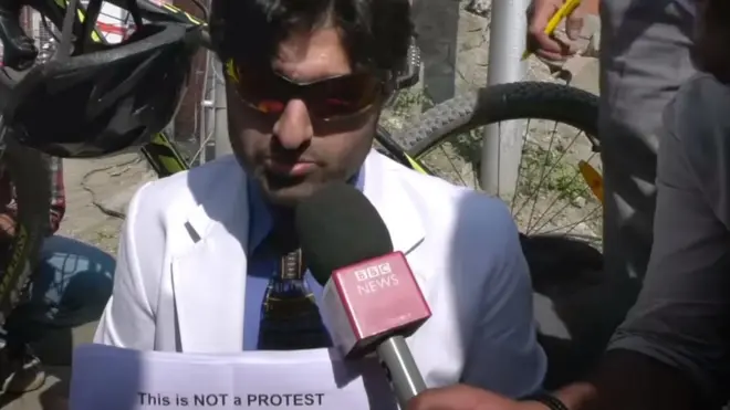 धरने पर डॉक्टर