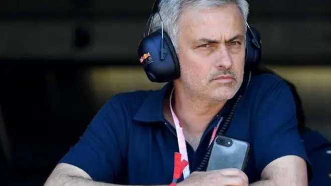 بعد فوز مانشستر يونايتد في نهائي الدوري الأوروبي ضد اياكس في 24 مايو/آيار الماضي، قال مورينيو إنه منح نائب الرئيس التنفيذي للنادي إد وودوارد قائمة بأسماء اللاعبين الذين يريدهم