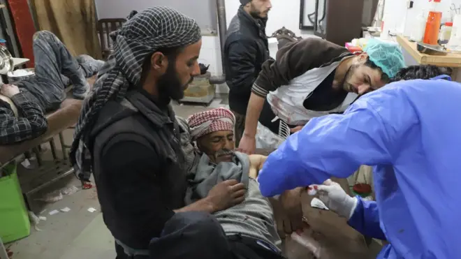 منطقة حزة تعرضت للقصف وبعض المسعفين يساعدون المصابين