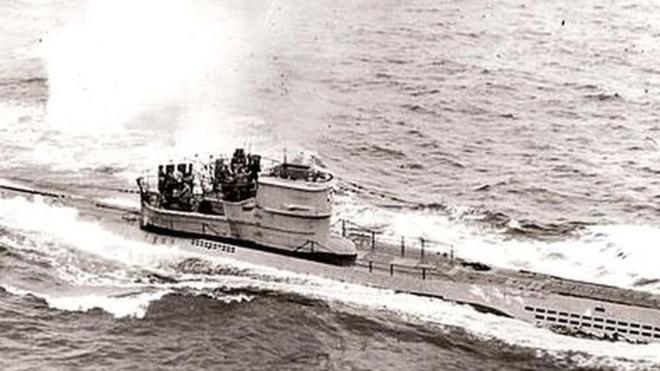 這艘編號U-966的德國潛艦1941年與盟軍戰機和船潛對戰一整天，潛艦嚴重受損，水兵被迫棄船逃生。