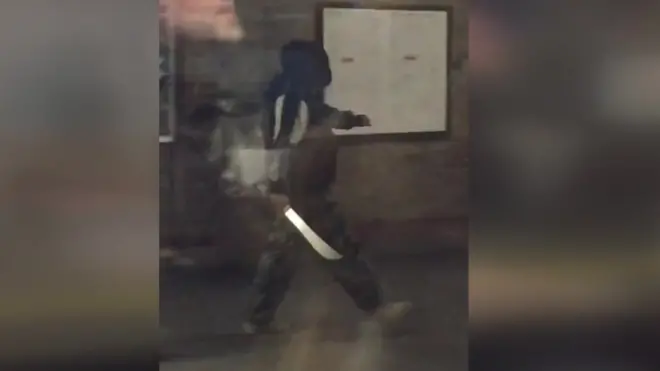 لحظة اعتقال شرطة لندن لرجل يحمل ساطورا في محطة القطارات