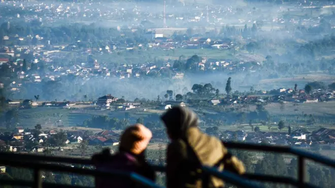 Pemandangan dari Lembang, Kabupaten Bandung Barat, Jawa Barat, Sabtu (7/7). Badan Meteorologi, Klimatologi dan Geofisika (BMKG) mencatat, suhu minimum di Kota Bandung mencapai 16,4 derajat celcius.