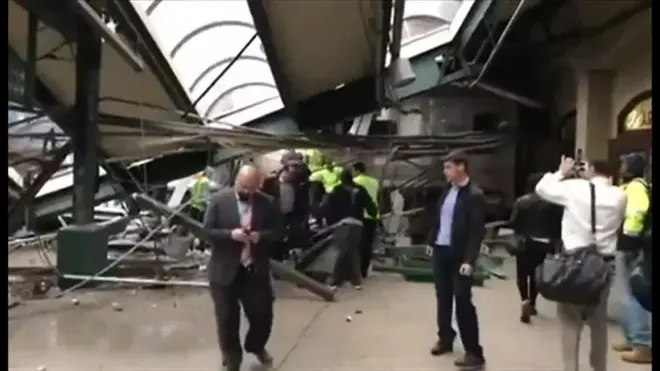 米東部ニュージャージー州のホーボーケンで29日朝（日本時間同日夜）、通勤列車が駅舎に激突し、駅構内にいた女性1人が死亡、108人が負傷した。