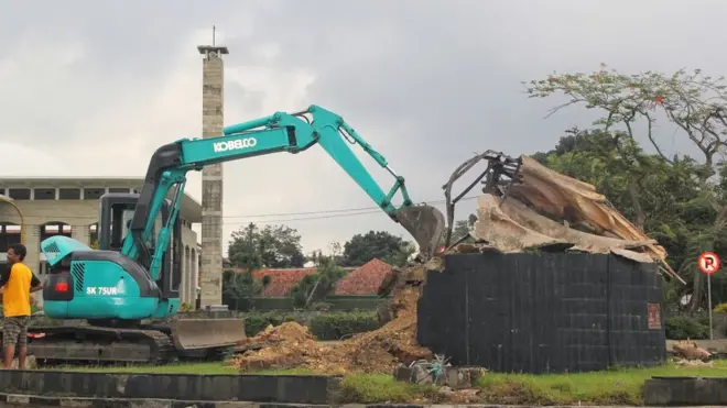 Patung ikan di Pangandaran dibuat I Nyoman Nuarta pada awal kariernya sebagai seniman. Patung itu menyimbolkan kekayaan sumber daya alam Pangandaran.