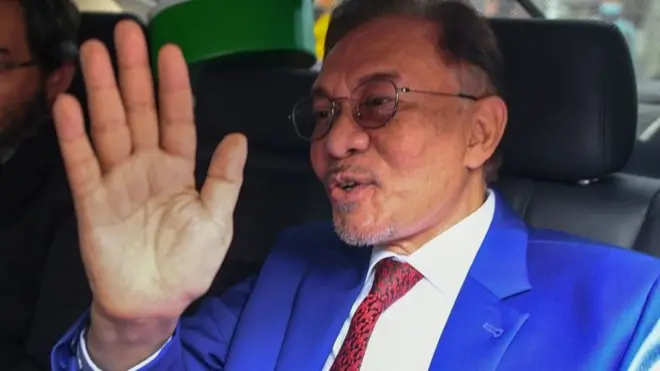 Pemimpin oposisi Malaysia Datuk Seri Anwar Ibrahim keluar dari Istana Negara di Kuala Lumpur, Malaysia, Selasa (13/10/2020), usai menghadap Raja Malaysia.