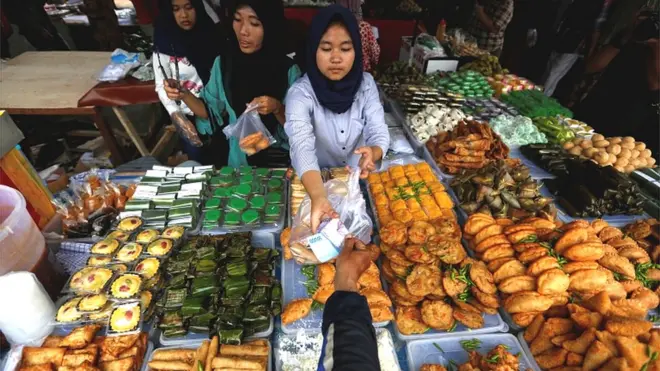 انڈونیشیا میں افطار کی تیاری کا ایک منظر