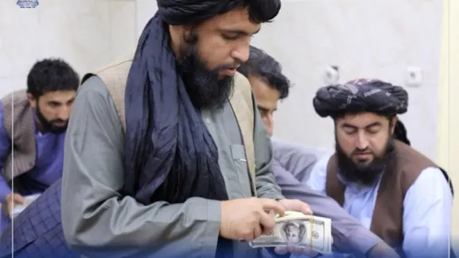 Para petugas Bank Sentral Afghanistan yang dikuasai Taliban menyita sejumlah uang tunai dari para mantan pejabat Afghanistan, pada 15 September lalu.