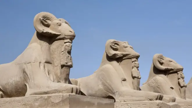 صورة لتماثيل الكباش المتراصة في باحات معبد الكرنك.