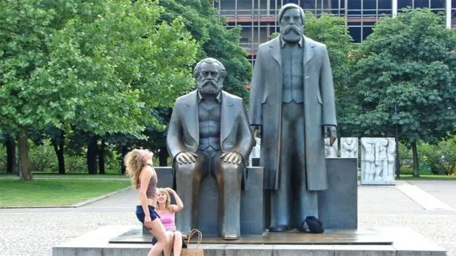 Tượng hai ông Marx và Engels ở Berlin nay là điểm đôi khi có du khách đến chụp ảnh. Sau thời Đông Đức, tượng này được để nhìn về phía Tây.