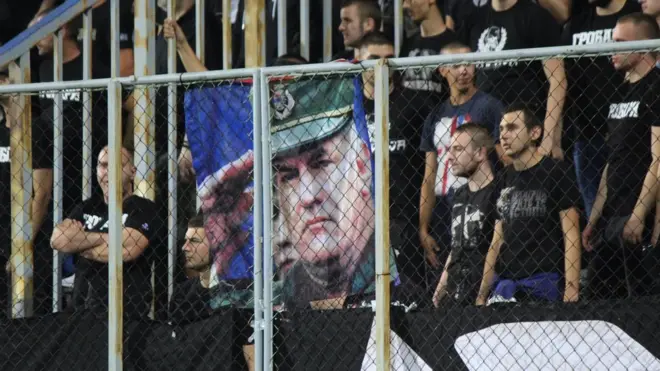 Transparent sa likom Ratka Mladića na stadionu u Novom Pazaru