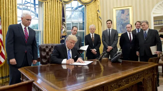 Donald Trump ha iniciado su presidencia firmando órdenes ejecutivas, normalmente rodeado de sus asesores en la Casa Blanca.