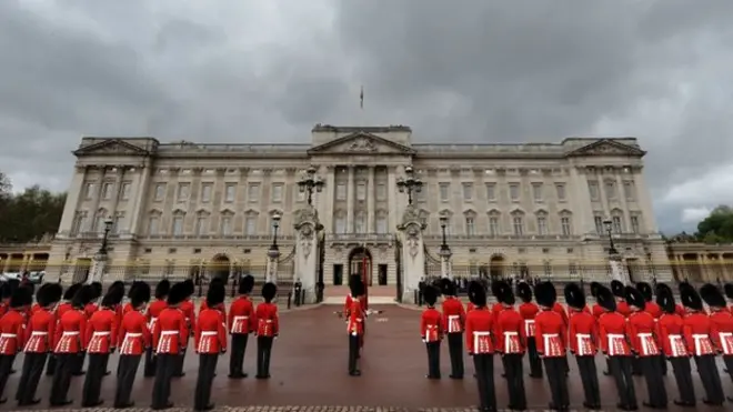 Điện Buckingham "gặp khủng hoảng lớn" - the các báo Anh