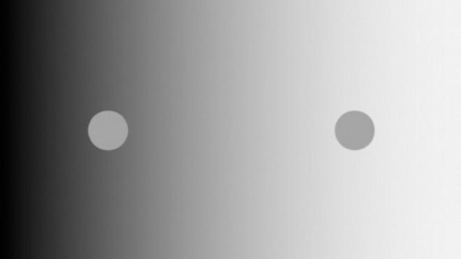 Imagenmega sena gigapuntos grises que representan "contrastemega sena gigabrillo simultáneo".