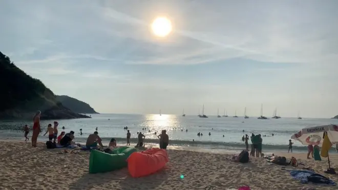 บรรยากาศการท่องเที่ยวอันคึกครื้นที่หาดราไวย์ จ.ภูเก็ต