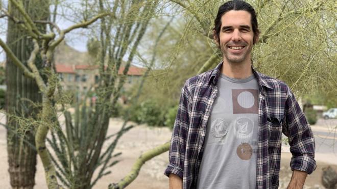 Scott Warren posta para foto, sorrindo,betnacional telegramárea com características desérticas