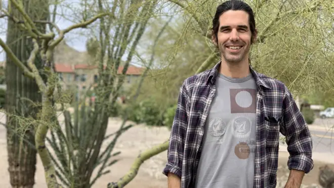 Scott Warren posta para foto, sorrindo, em área com características desérticas