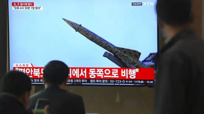 북한 미사일 발사 뉴스를 지켜보는 시민