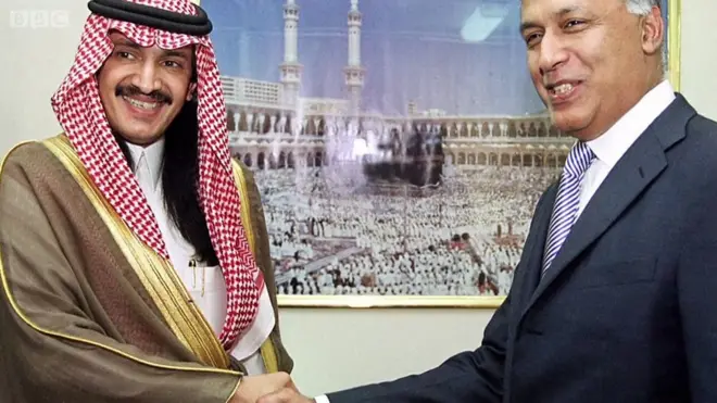 Принц Туркі бін Бандар на зустрічі з міністром фінансів Пакистану в 2003 році