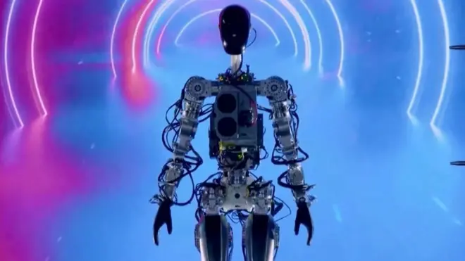 د ټېسلا شرکت اجرائيوي مشر اېلن مسک انسان ته ورته د "اپټیموس" په نامه یوه روباټ نندارې ته وړاندې کړ او هیله یې دا ده چې تر راتلونکو څو کلونو پورې میلیونونه دغه روباټونه جوړ کړي.