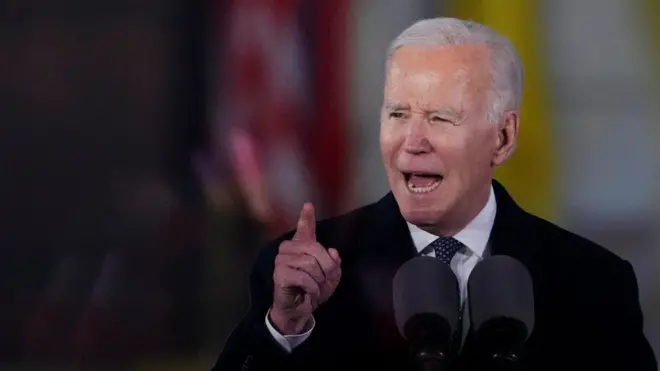Joe Biden pronuncia un discurso frente al Castillo Real de Varsovia.