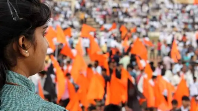 अॅड. स्वाती नखाते मोर्चासमोर भाषण देताना.