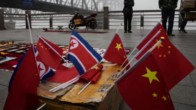 중국 단둥에서 중국과 북한 국기를 판매하고 있다