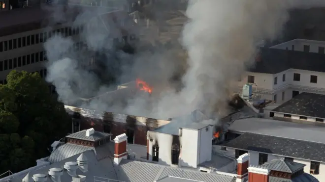 दक्षिण अफ्रीका के संसद भवन में आग