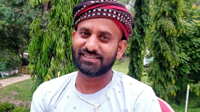 32 साल के नरेंद्र बहादुर सिंह रंगकर्मी हैं जो सीधी में लोक गीत और थिएटर के लिये जाने जाते हैं