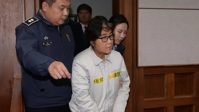 Скандал связанный с Чхве Сун Силь вызвал многомиллионные протесты на улицах и в конечном итоге привел к запуску процедуры импичмента