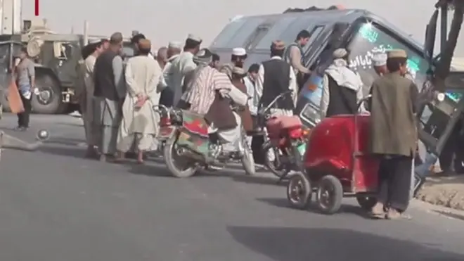 دلته چې جګړه څومره خلک وژني، ترافيکې پېښې یې یونیم برابر وژني. هر کال شاوخوا شپېته زره افغانان د ترافیکي پېښو قرباني کېږي.