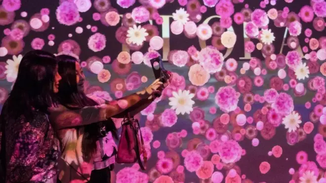 Pemerintah Cina membatasi penggunaan media sosial. Warga lokal pun berinisiatif menciptakan kata dan istilah baru agar lolos sensor.