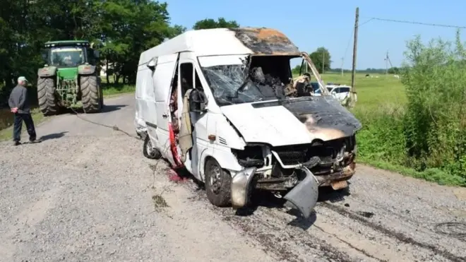 Цей мікроавтобус перекинувся у водойму і розлив хімікати.